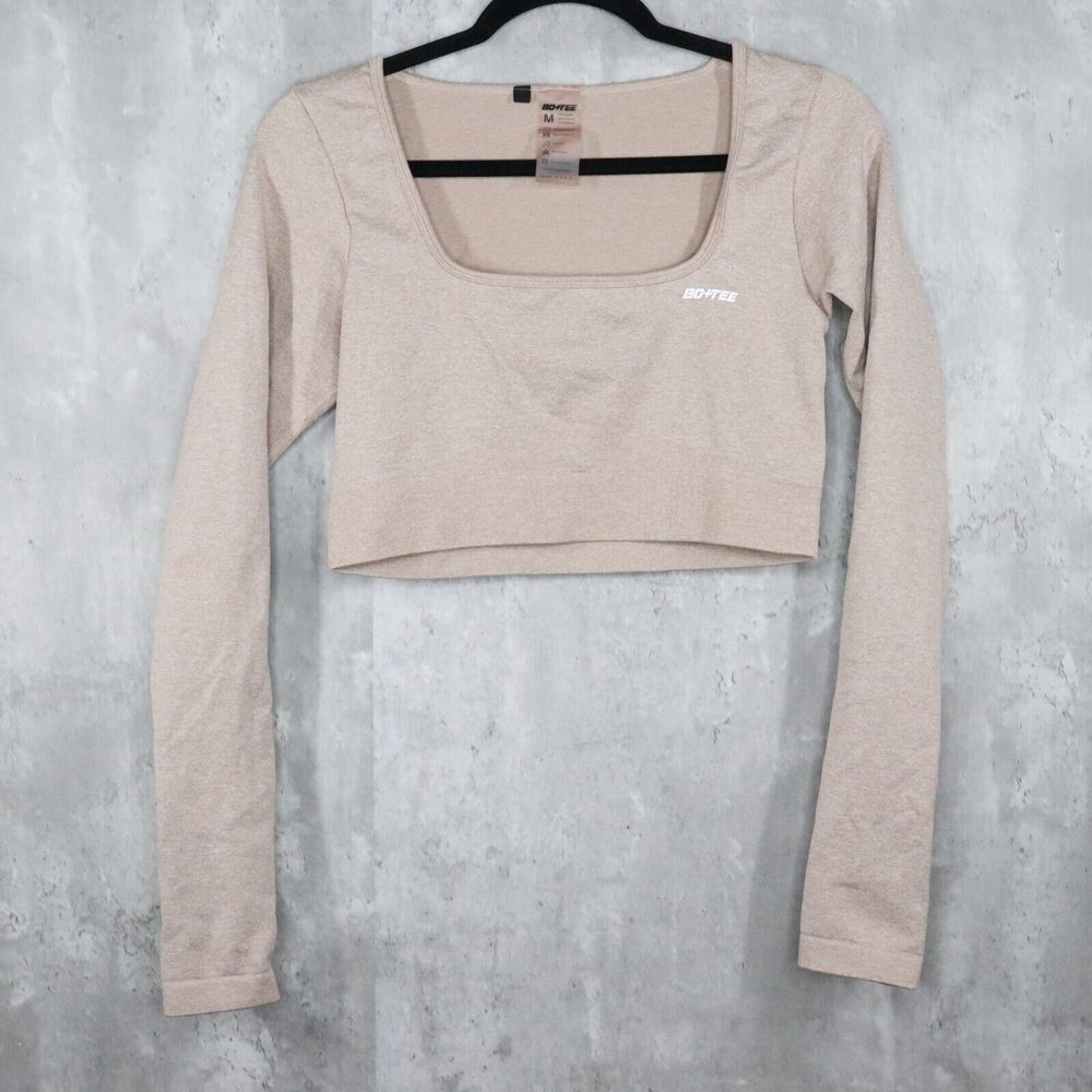 Bo+Tee Shirt Womens Size Medium Beige Cropped Long Sleeve Ribbed Scoop Neck‎